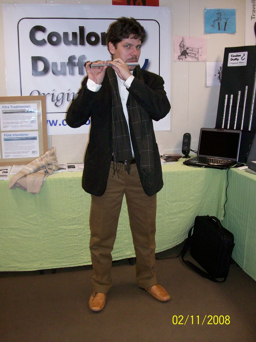 Le fameux flûtiste Hongrois Gergely Ittzes jouant sur le fifre et la flûte irlandaise Coulon-Duffy.